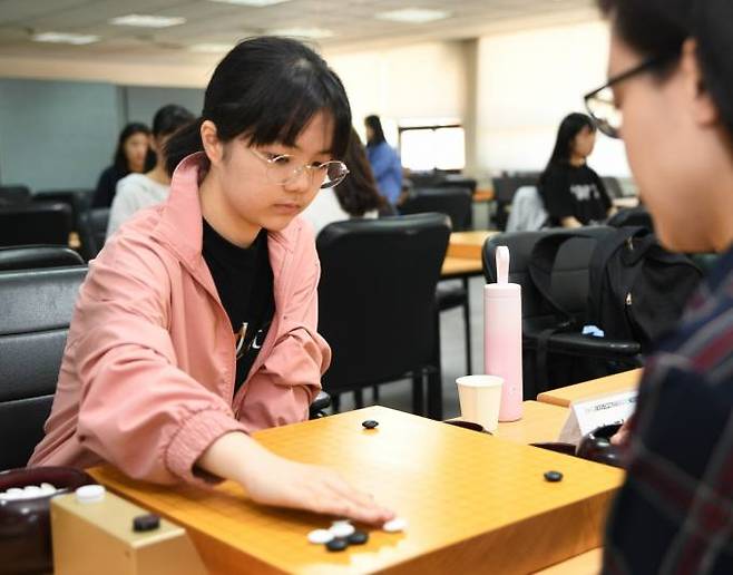 한국에서 ‘바둑 유학’ 중인 일본 천재소녀 스미레 3단이 예선 대국을 펼치고 있다. 한국기원