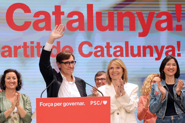 스페인 집권 사회노동당과 연계된 카탈루냐사회당(PSC)의 살바도르 일라 대표가 12일(현지시간) 카탈루냐 지방선거에서 승리한 뒤 지지자들에게 손을 흔들고 있다. AFP연합뉴스