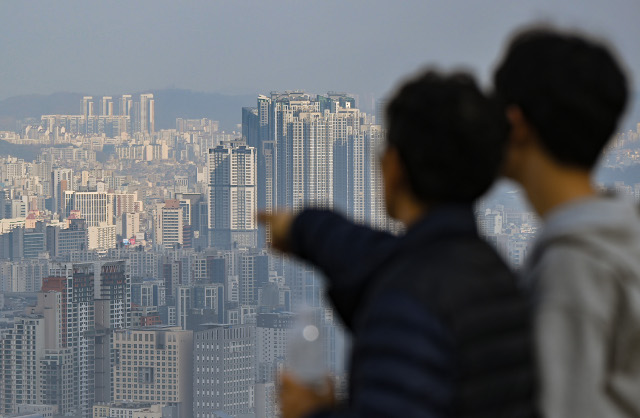 서울 용산구 남산타워에서 시민들이 아파트를 바라보고 있다.  윤웅 기자