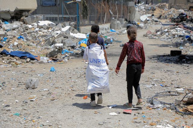 가자지구를 걷고 있는 어린이들. 연합뉴스