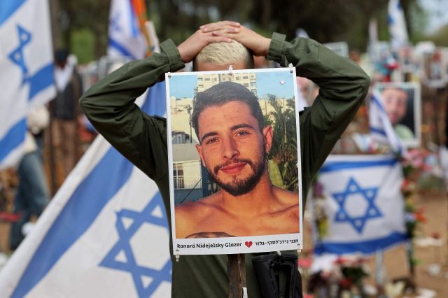 한 시민이 13일(현지시간) 이스라엘 남부 레임 키부츠(집단농장) 인근 네게브 사막 축제장에서 지난해 하마스의 공습으로 사망한 희생자들을 추모하고 있다. AFP연합뉴스