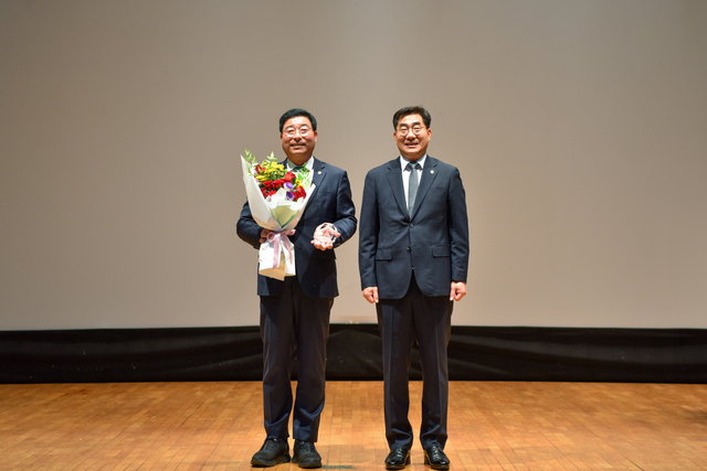 신민호 의원(왼쪽)이 이병운 순천대 총장으로부터 감사패를 받고 함께 기념촬영했다. 전남도의회 제공