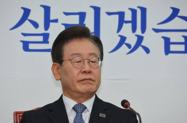 더불어민주당 이재명 대표가 8일 오전 국회에서 열린 최고위원회의를 마친 뒤 이석하고 있다. 연합뉴스