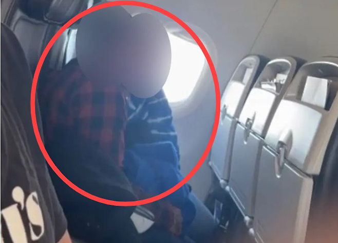 영국의 비행기 안에서 한 커플이 20분간 대놓고 성행위를 해 승객들이 불편을 겪는 황당한 일이 발생했다. [사진출처 = 뉴욕포스트]