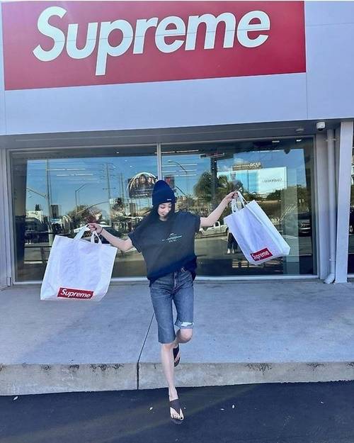 그녀는 블랙 반팔 티셔츠를 착용했으며, 무릎까지 오는 기장의 데님 팬츠로 활기차고 멋스러운 코디를 완성했다.  사진=박하선 SNS