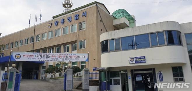 전남 장흥의 한 축사에서 80대 남성이 천막 개폐 장치 기계에 끼어 숨지는 사고가 발생했다./사진=뉴시스