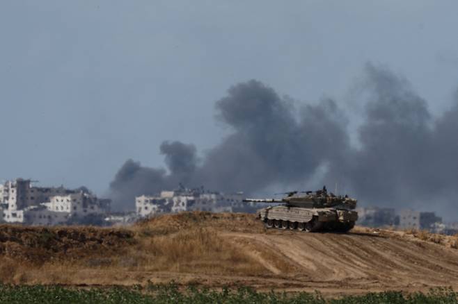 13일(현지시간) 이스라엘, 가자 지구 국경지대에서 이스라엘 군 전차가 작전 중인 모습./로이터=뉴스1