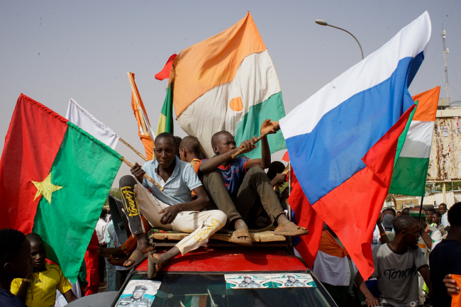 지난 4월 13일 니제르 니아메에서 미군 철수를 요구하는 시위대가 니제르와 러시아 국기를 흔들고 있다.   EPA 연합뉴스