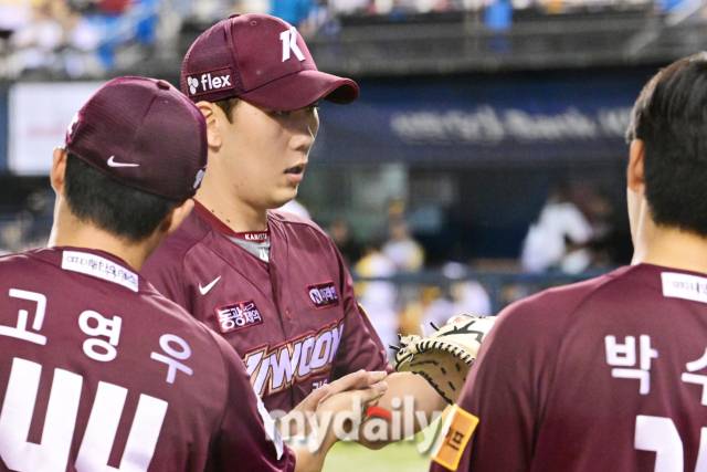 2024년 5월 14일 서울 잠실야구장에서 진행된 '2024 신한 SOL 뱅크 KBO 리그' 키움-LG의 경기. 키움 선발 김인범이 5이닝 무실점으로 호투한 뒤 더그아웃으로 향하고 있다./잠실=곽경훈 기자 kphoto@mydaily.co.kr