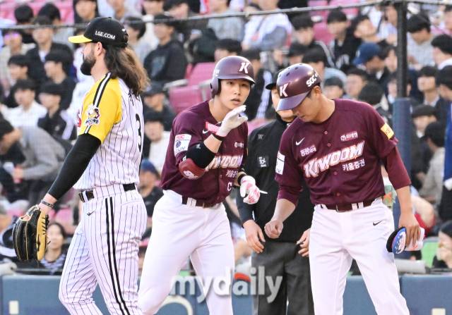 2024년 5월 14일 서울 잠실야구장에서 진행된 '2024 신한 SOL 뱅크 KBO 리그' 키움-LG의 경기. 키움 김혜성이 1회말 안타를 때린 뒤 세리머니를 펼치고 있다./잠실=곽경훈 기자 kphoto@mydaily.co.kr