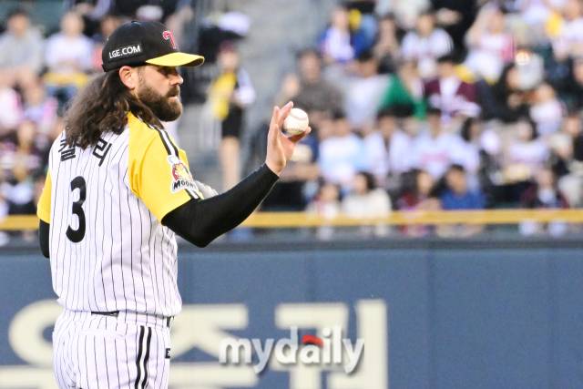 2024년 5월 14일 서울 잠실야구장에서 진행된 '2024 신한 SOL 뱅크 KBO 리그' 키움-LG의 경기. LG 선발 켈리가 3회초 2실점 한 뒤 타임을 요청하고 있다./잠실=곽경훈 기자 kphoto@mydaily.co.kr