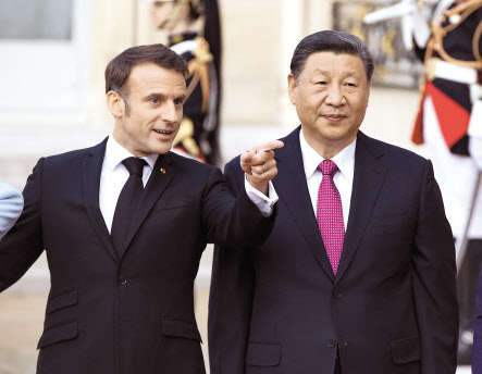 지난 6일(현지시간) 프랑스 파리 엘리제궁에서 열린 국빈만찬에 참석해 대화를 나누고 있는 시진핑(오른쪽) 중국 국가 주석과 에마뉘엘 마크롱 프랑스 대통령 [EPA]