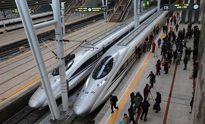 중국 베이징에서 광저우를 잇는 2298㎞ 구간의 베이징 종점 고속열차 모습. [AFP]