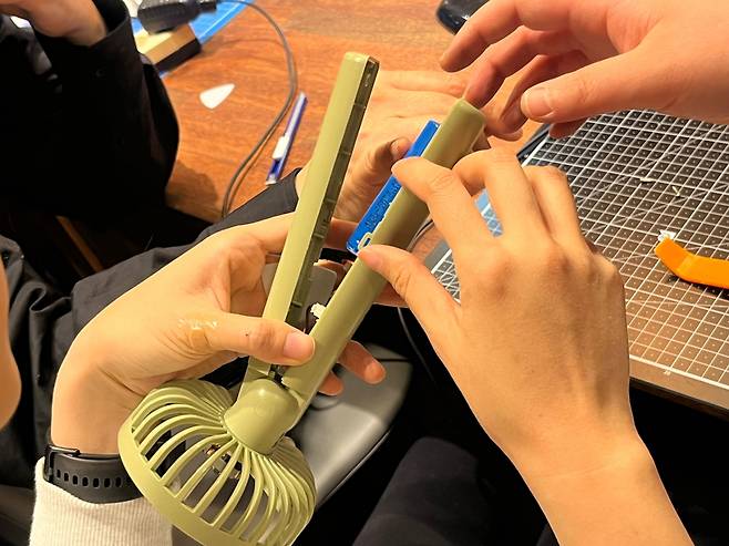 12일 서울 마포구 '수리상점 곰손'에서 열린 '청소기, 선풍기, 드라이기 분해, 청소, 수리 워크숍'에서 선풍기를 분해하고 있다. 주소현 기자