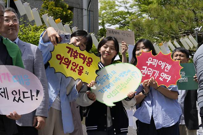 23일 국가온실가스감축목표(NDC)를 비롯한 정부의 기후 위기 대응 부실이 기본권을 침해한다며 청소년·시민단체·영유아 등이 낸 기후소송 첫 헌법재판 공개변론에 앞서 서울 종로구 헌법재판소 앞에서 열린 기후 헌법소원 첫 공개변론 공동 기자회견이 열렸다. [기후미디어허브 제공]