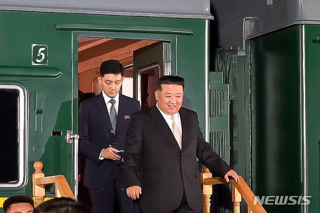 [하산(러시아)=AP/뉴시스] 김정은 북한 국무위원장이 지난해 9월12일 러시아 연해주 남단 하산스키 하산역에 도착한 전용 열차에서 내리는 모습. 올레그 코제먀코 연해주 주지사는 13일 라선과 하산 간 여객 철도가 운항을 재개할 예정이라고 밝혔다. 2024.05.14.