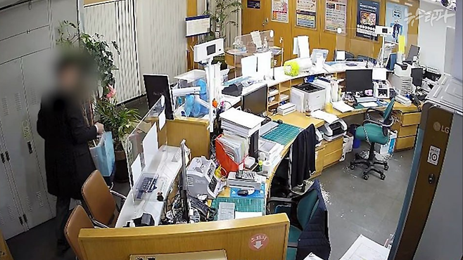 ▲ 전 모 지점장이 현금을 봉투에 담아 청구동 새마을금고를 빠져나가는 CCTV 장면 (출처 : 경기북부경찰청)