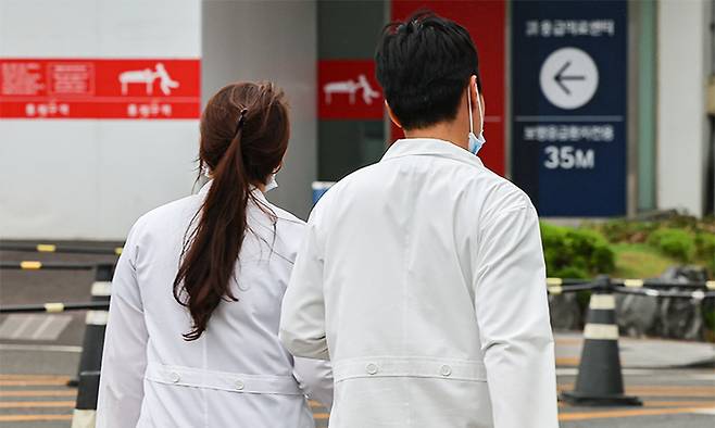 서울 시내 한 대학병원에서 의료진이 발걸음을 옮기고 있다. 