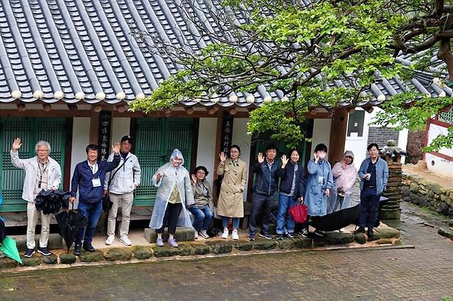 ‘새만금 탁류문학여행’을 통해 지난 8일 전북 군산 탁류문학관을 찾은 수도권 거주 인플루언서와 파워블로거들이 손을 흔들고 있다. 로컬콘텐츠연구소 제공