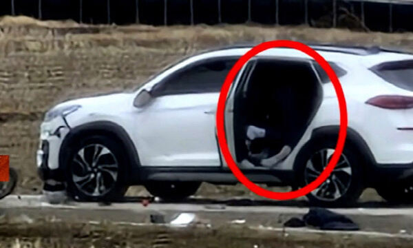 지난 1월 9일 강원도 강릉에서 일어난 교통사고에서 무면허 운전으로 사고를 일으킨 60대 남성이 피해자를 뒷자석에 실고 있는 모습. JTBC ‘사건반장’ 화면 캡처