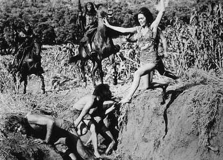 ‘인간적인 것’의 경계 - 1968년 영화 ‘혹성탈출’에서 유인원들이 인간을 사냥하고 있다. 20세기스튜디오·월트디즈니컴퍼니 제공