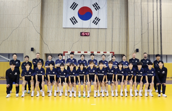 구기종목 중 유일하게 파리올림픽에 출전하는 한국여자 핸드볼 대표팀이 13일 충북 진천선수촌에 소집돼 첫 훈련을 가진 뒤 기념촬영을 하고 있다. 대한핸드볼협회 제공
