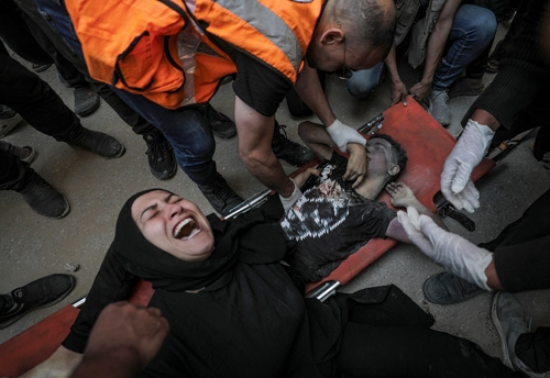 한 팔레스타인 여성이 14일 알 누세이라트 난민촌에서 이스라엘의 공습으로 무너진 건물 잔해에서 아들이 시신으로 발견되자 울부짖고 있다. 팔레스타인 가자 보건부는 지난밤 난민촌에서 18명이 공습으로 사망했다고 밝혔다. 가자 EPA 연합뉴스