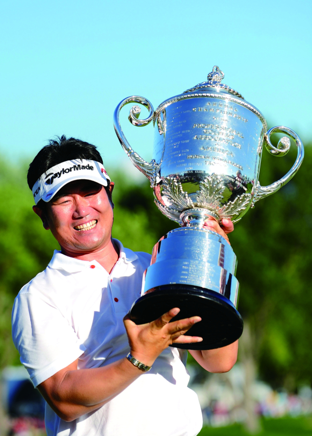2009년 PGA 챔피언십에서 타이거 우즈를 꺾고 우승한 양용은. Getty Images