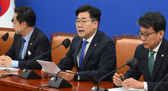 박찬대(가운데) 더불어민주당 원내대표가 14일 국회에서 열린 원내대책회의에서 발언하고 있다. 오승현 기자