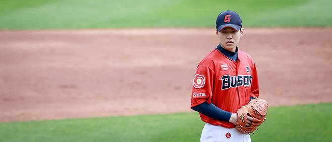 지난 12일 사직  LG전에서 선발 등판했던 롯데 홍민기. 롯데 자이언츠 제공