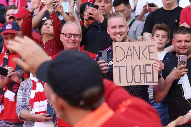 바이에른 뮌헨 홈 최종전에서 팬들을 향해 손을 흔드는 토마스 투헬 감독. 한 팬은 ‘고마워요 투헬’이라고 적은 플래카드를 들고 있다. 게티이미지코리아