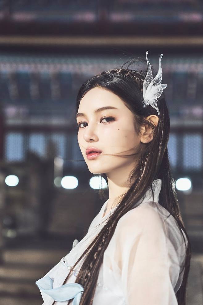 뉴진스 다니엘, 근정전 밝힌 '국보급 비주얼'