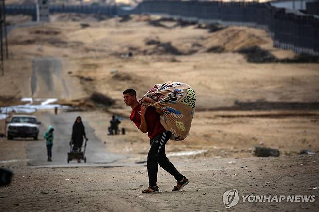 이스라엘군 피해 가자지구 최남단 라파 탈출하는 팔레스타인 주민 [AFP 연합뉴스자료사진. 재판매 및 DB 금지]