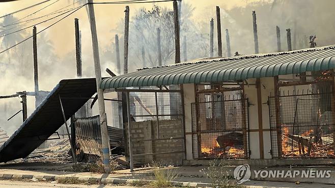 미얀마군 공습으로 파괴된 마을 [AP 연합뉴스 자료사진. 재판매 및 DB 금지]