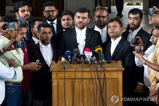 방글라 법원 판결 설명하는 변호사 마니르(가운데) [AFP 연합뉴스 자료사진. 재판매 및 DB 금지]