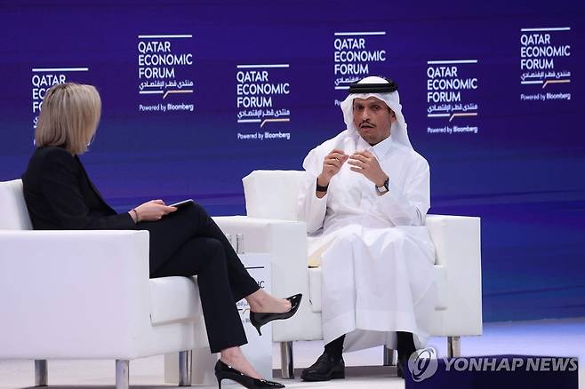 카타르 경제 포럼에서 대화하는 카타르 총리(오른쪽) [AFP 연합뉴스. 재판매 및 DB 금지]
