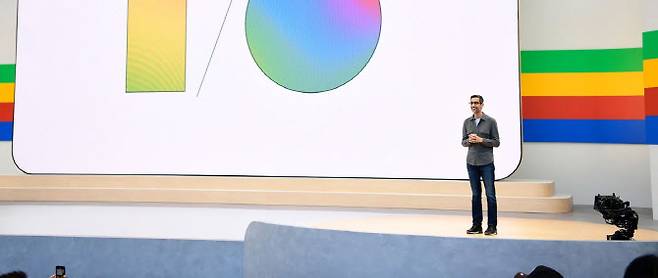 순다르 피차이 최고경영자(CEO)가 4일(현지시간) 캘리포니아주 마운티뷰 본사에서 열린 연례 개발자 컨퍼런스(I/O)에서 연설을 하고 있다. (사진=구글)