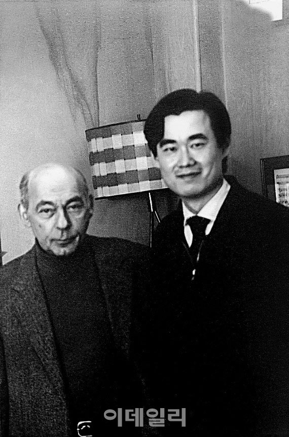 첼리스트 양성원(오른쪽) 연세대 교수와 그의 스승인 20세기 첼로 거장 야노스 슈타커. (사진=롯데문화재단)
