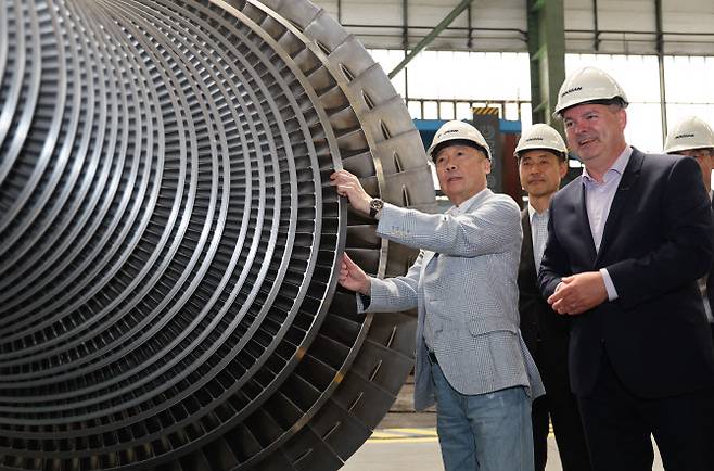 박정원 두산그룹 회장이 체코 플젠 시에 위치한 두산스코다파워를 방문해 원전 핵심 주기기인 증기터빈 생산현장을 살펴보고 있다. 사진=두산