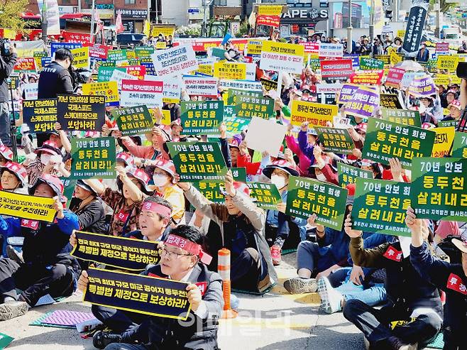 지난달 18일 동두천에 소재한 미군부대 캠프케이시 앞 광장에서 열린 궐기대회에 참석한 시민들이 정부의 지원을 촉구하고 있다.(사진=정재훈기자)