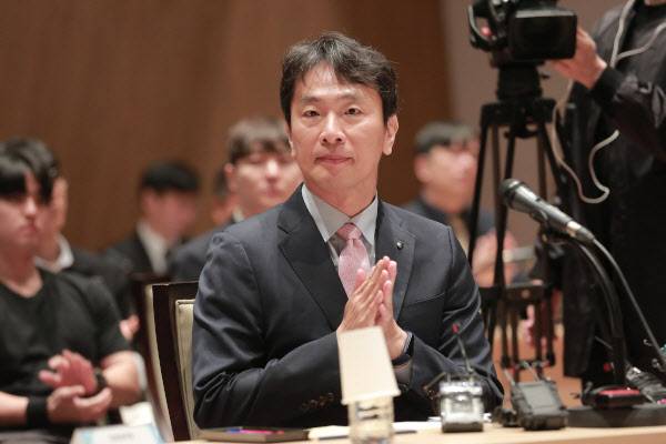 이복현 금융감독원장은 지난달 25일 서울 여의도 한국거래소에서 ‘개인투자자와 함께하는 열린 토론’ 이후 기자들과 질의응답을 통해 금융투자소득세(금투세)를 폐지하겠다는 정부 입장에 변함이 없으며 유예는 비겁한 결정이라고 밝혔다. (사진=금융감독원)