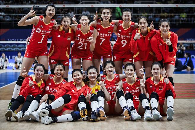 승리한 뒤 기념촬영하는 중국 여자배구 대표팀, FIVB