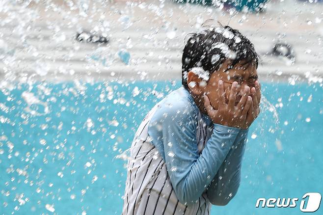 서울시내 한 물놀이장을 찾은 한 어린이가 물놀이를 즐기며 더위를 식히고 있다. 2023.8.20/뉴스1 ⓒ News1 유승관 기자