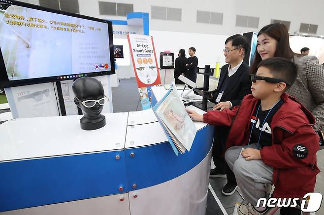 3일 대구 북구 엑스코에서 개막한 '제22회 대구국제안경전(DIOPS)'을 찾은 중국인 어린이가 인공지능(AI)이 탑재돼 각국 언어로 자동번역 해주는 스마트글래스를 착용하고 한글 동화책을 읽고 있다. (사진은 기사 내용과 무관) 2024.4.3/뉴스1 ⓒ News1 공정식 기자