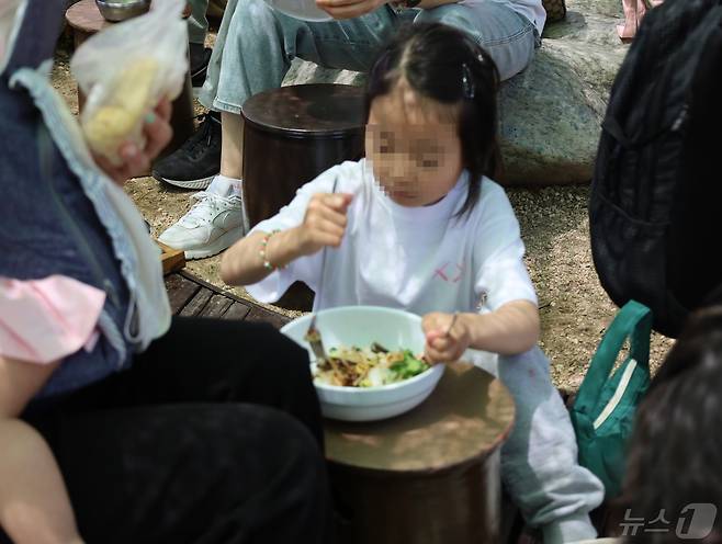 15일 부산 금정구에 있는 안국선원에서 한 어린이가 공양밥을 먹고 있다.2024.5.15. 손연우 기자