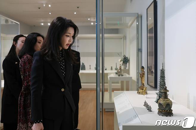 김건희 여사가 지난해 4월 28일(현지시간) 미국 보스턴미술관을 찾아 한국실을 둘러보고 있다. (대통령실 제공) 2023.4.30/뉴스1 ⓒ News1 안은나 기자