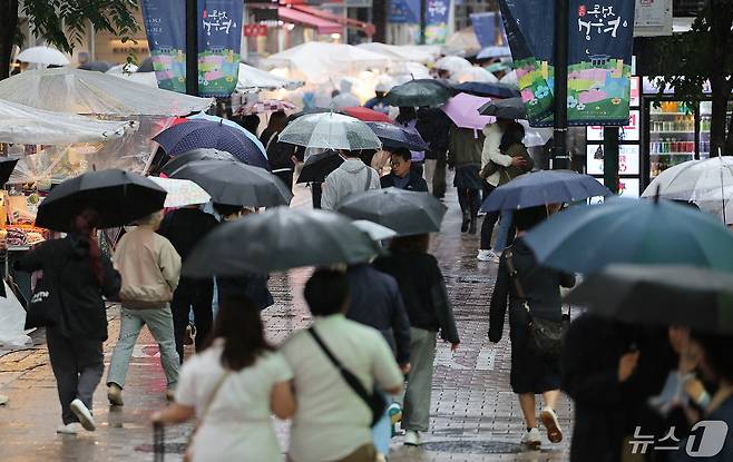 수도권 지역에 비가 내리는 15일 오후 서울 중구 명동거리에서 우산을 쓴 시민들과 외국인 관광객들이 발걸음을 옮기고 있다. 2024.5.15/뉴스1 ⓒ News1 김진환 기자