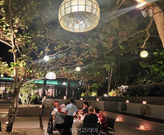 밤이면 엘니도 세다리오 호텔 야외는 등불로 로맨틱한 공간이 된다.&nbsp;