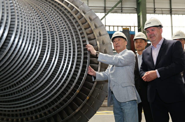 박정원 두산그룹 회장이 체코 플젠 시에 위치한 두산스코다파워를 방문해 원전 핵심 주기기인 증기터빈 생산현장을 살펴보고 있다. (사진=두산그룹)