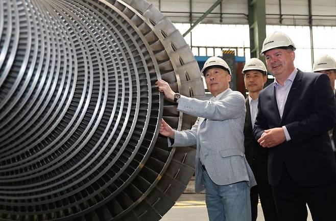 박정원 두산그룹 회장이 지난 14일 체코 플젠 시에 자리한 두산스코다파워를 방문해 원전 핵심 주기기인 증기터빈 생산현장을 살펴보고 있다. [사진제공=두산에너빌리티]